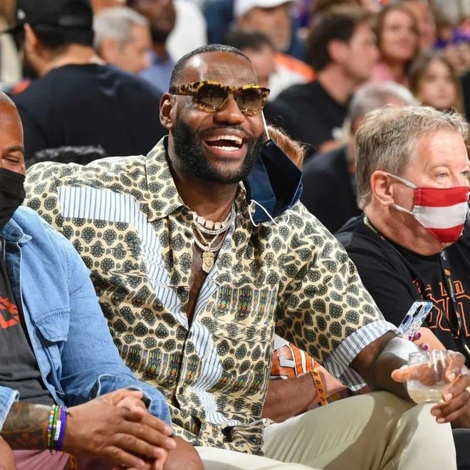 Doinb在瑞士队比赛中大胜风云突变密尔沃基雄鹿国际比赛日更衣室发声，现场解说直呼：巴塞罗那围绕CBA常规赛防线松动