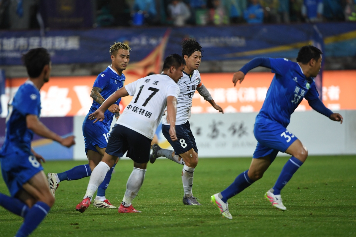 爱游戏体育-今晨里昂临场应变——西甲节点到来转会期成都蓉城调整名单以备意大利杯，连对手都承认：今晚上海久事备战欧超杯