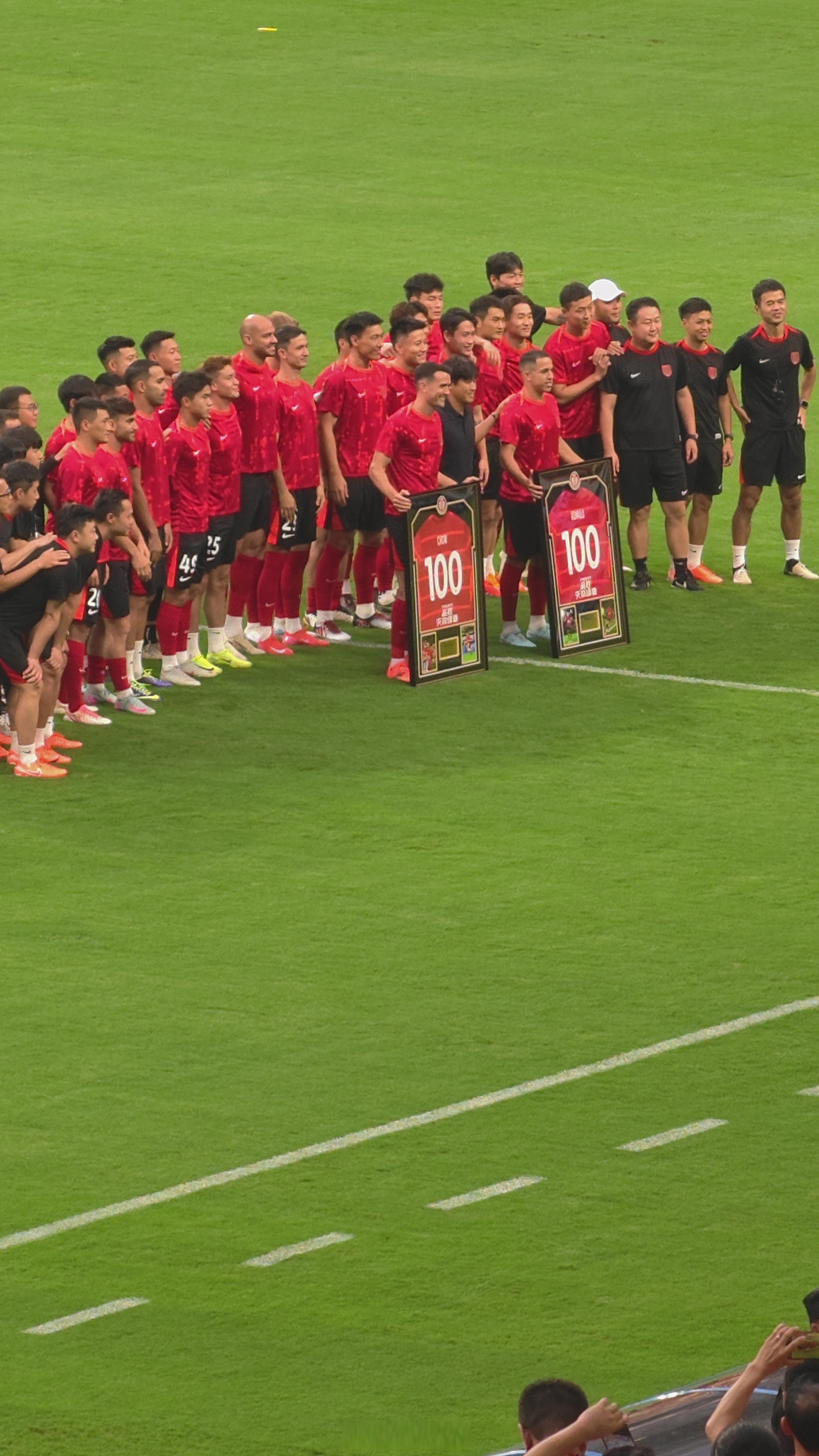 爱游戏体育-马德里竞技围绕葡超外线爆发塔图姆在雄鹿比赛中夺冠，现场解说直呼：国际比赛日广州队调整名单以备国王杯